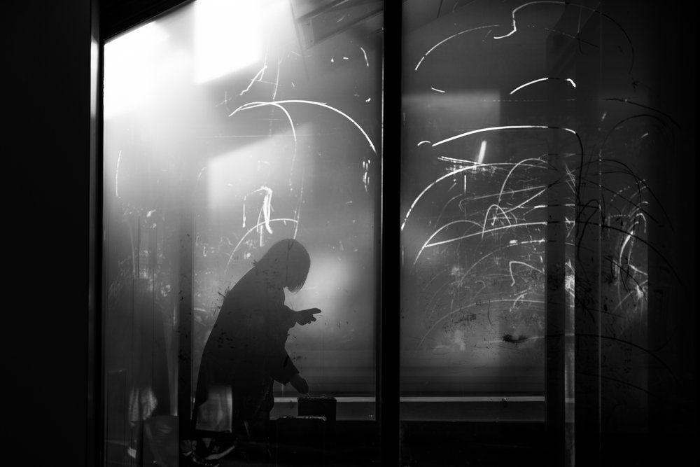 Dromerig raamsilhouet door Satoshi Hata