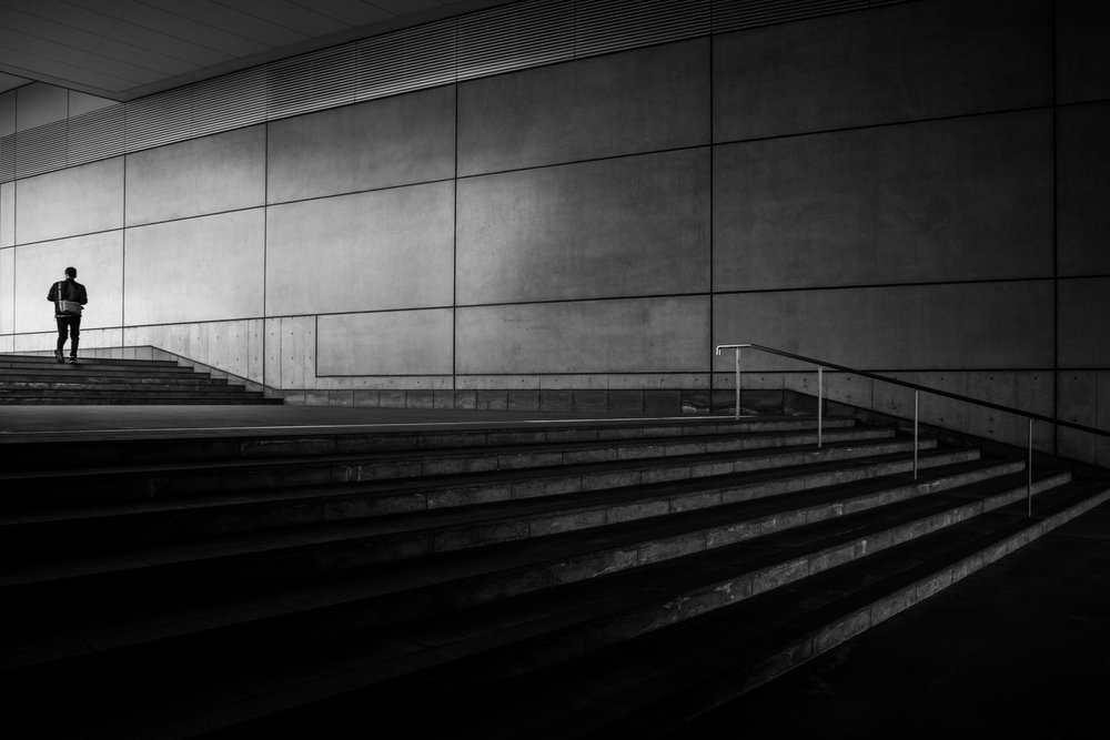 Moderne stappen, eenzaamheid door Satoshi Hata