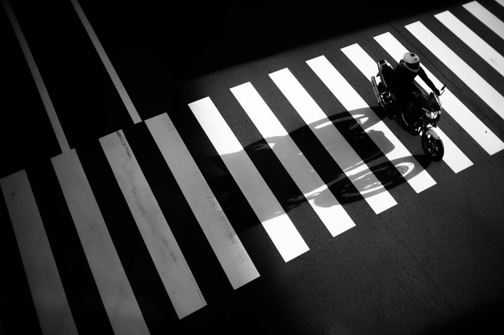 Motorfiets op zebrapad door Satoshi Hata
