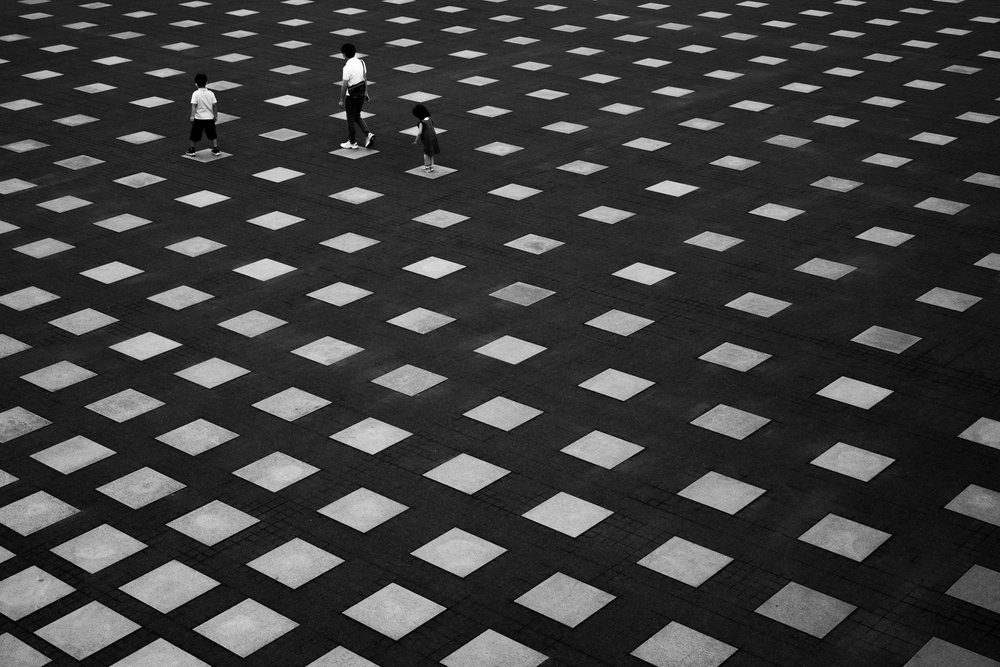 Mensen op een geometrische ondergrond door Satoshi Hata
