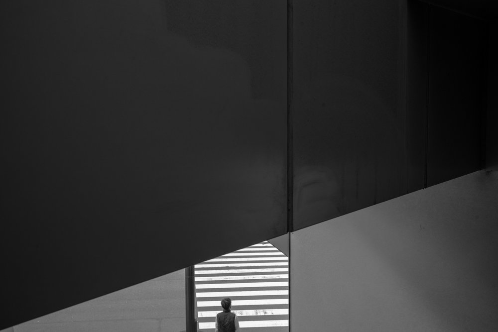 Eenzame figuur – Stedelijke geometrie door Satoshi Hata