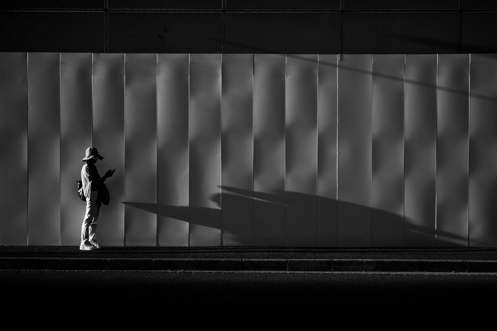 Eenzaam straatsilhouet door Satoshi Hata