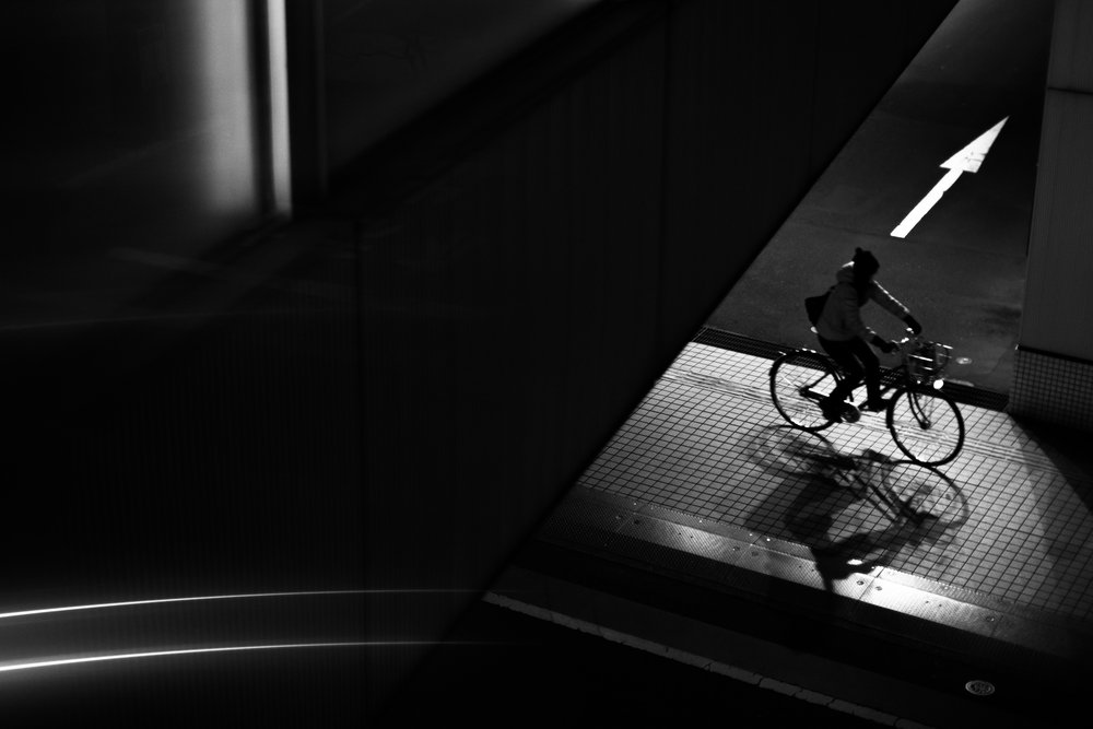 Silhouet van een stadsfietser door Satoshi Hata