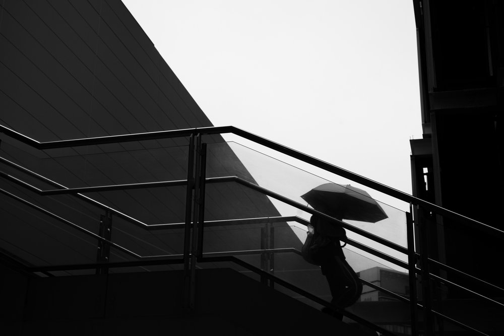 Stedelijke Parapluwandeling door Satoshi Hata