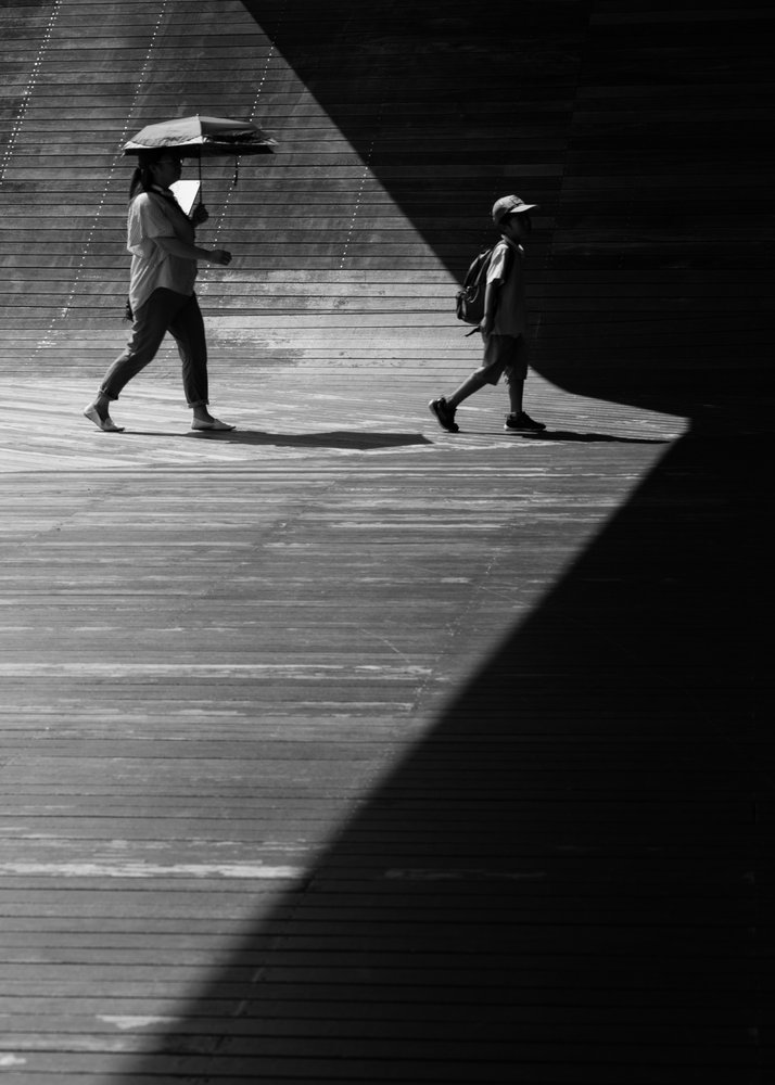 Wandelen in licht en schaduw door Satoshi Hata