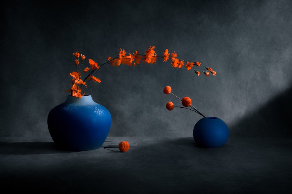 Blauwe vazen met oranje bloemen door Siyu_Wei APA