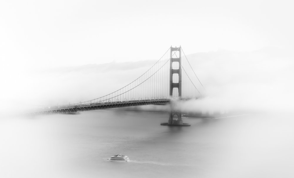 De Golden Gate Bridge in de mist door Songhu Yan
