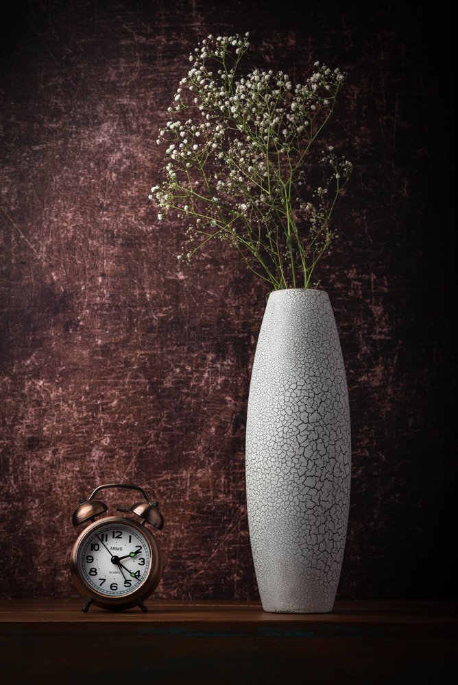 Vintage klok en bloemen door Sumit Dhuper