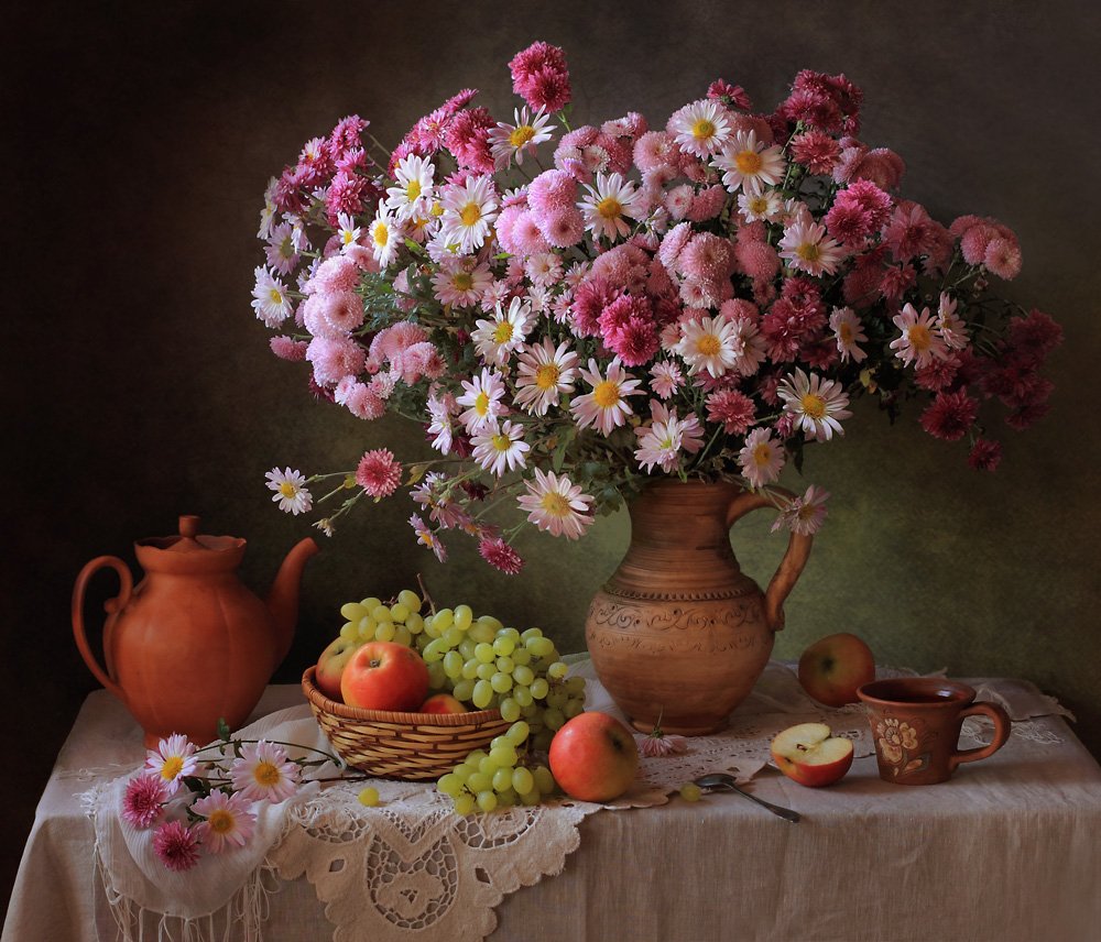 Een rijkelijk gedekte herfsttafel door Tatyana Skorokhod