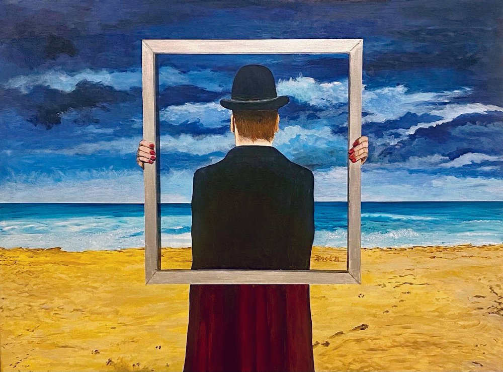 Man met ingelijste strandfoto door Tom Blood