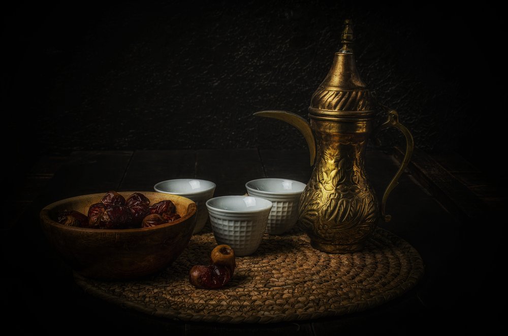 Arabische koffie en dadels door Yasmin Elsharma