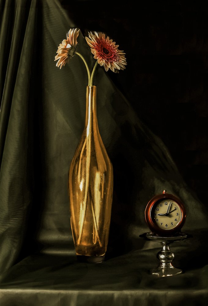 Stilleven met gouden gerbera’s door jlloydphoto