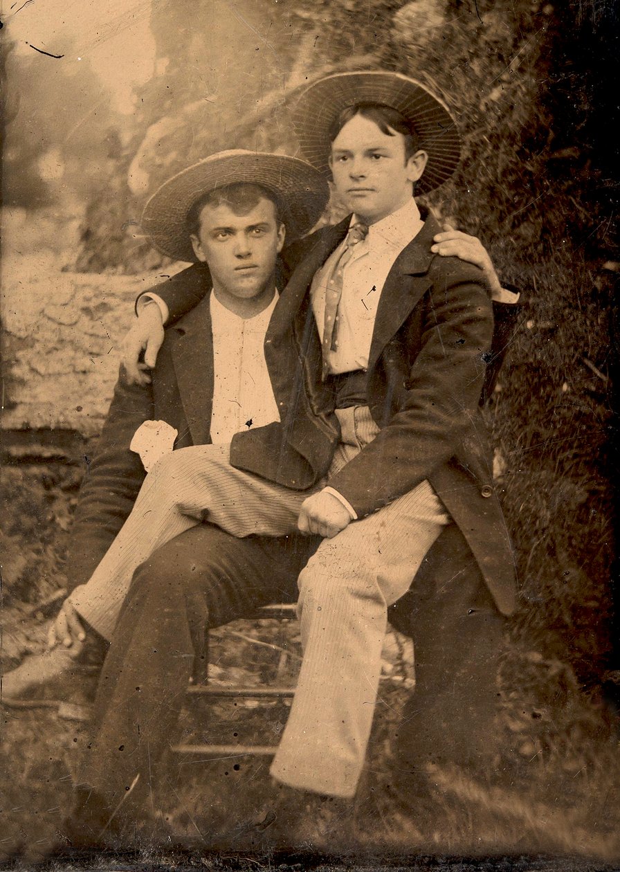 Twee mannen poseren voor een foto door Unknown