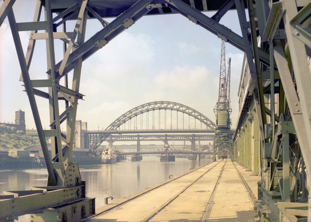 Uitzicht op de Tyne Bridge vanaf de kade, Newcastle upon Tyne, juli 1960 door Unbekannt Unbekannt