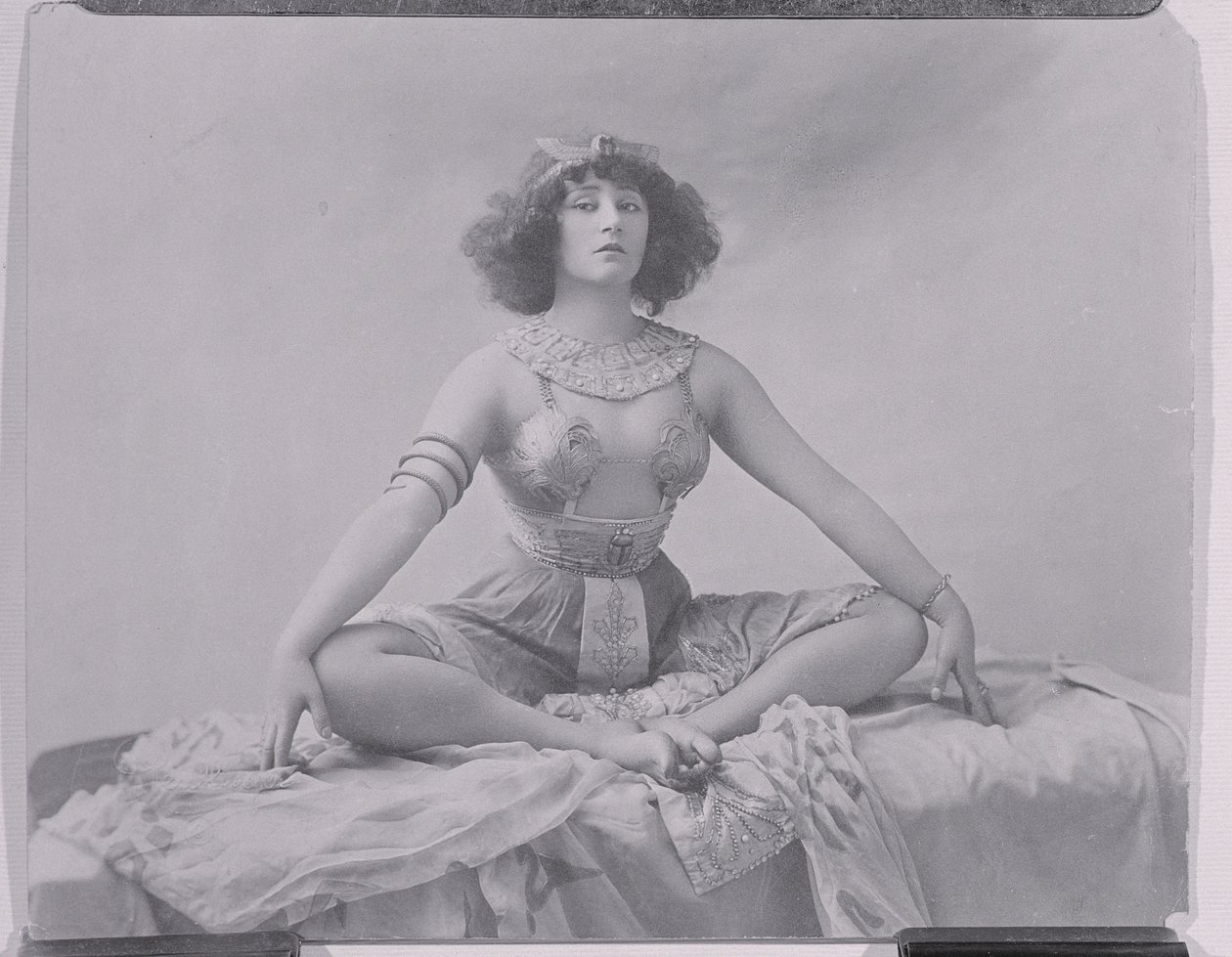 Colette (1873-1954) acterend in 