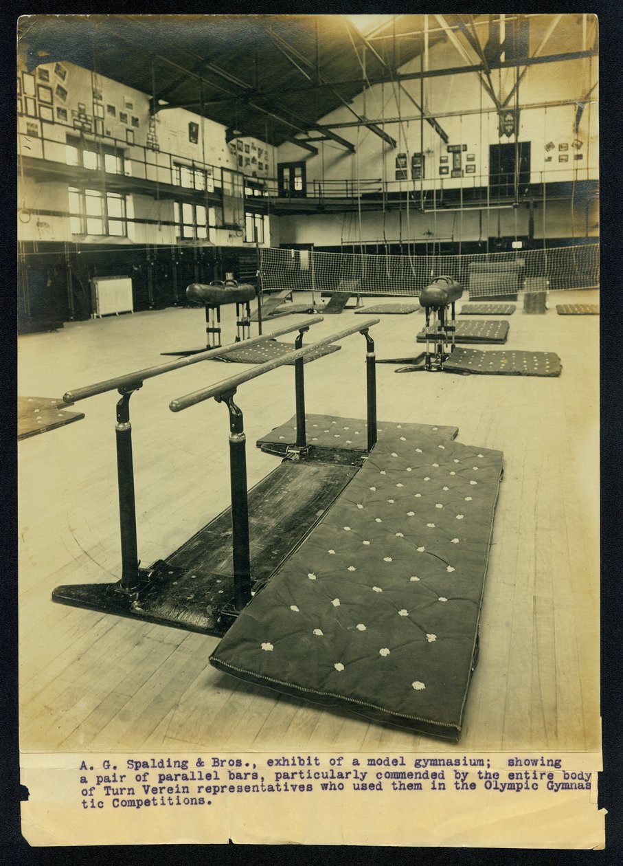 A. G. Spalding en Bros., tentoonstelling van een modelgymnasium; toont een paar parallelstaven, bijzonder geprezen door het hele lichaam van Turn Verein-vertegenwoordigers die ze gebruikten in de Olympische gymnastiekwedstrijden door Unknown