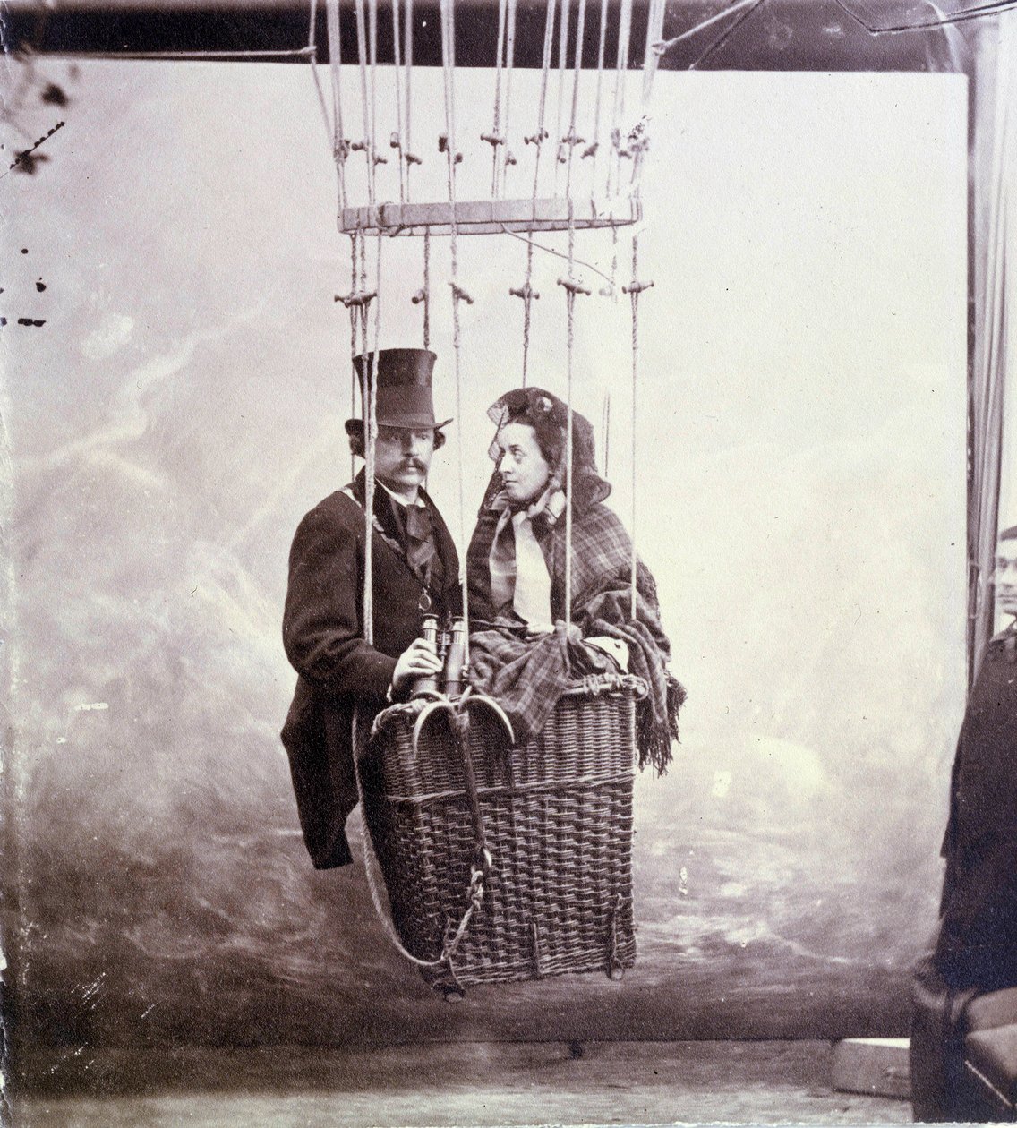 Fotografisch portret van fotograaf en aerostaatpiloot Felix Tournachon alias Nadar (1820-1910) en zijn vrouw poserend in een ballonmand door Nadar