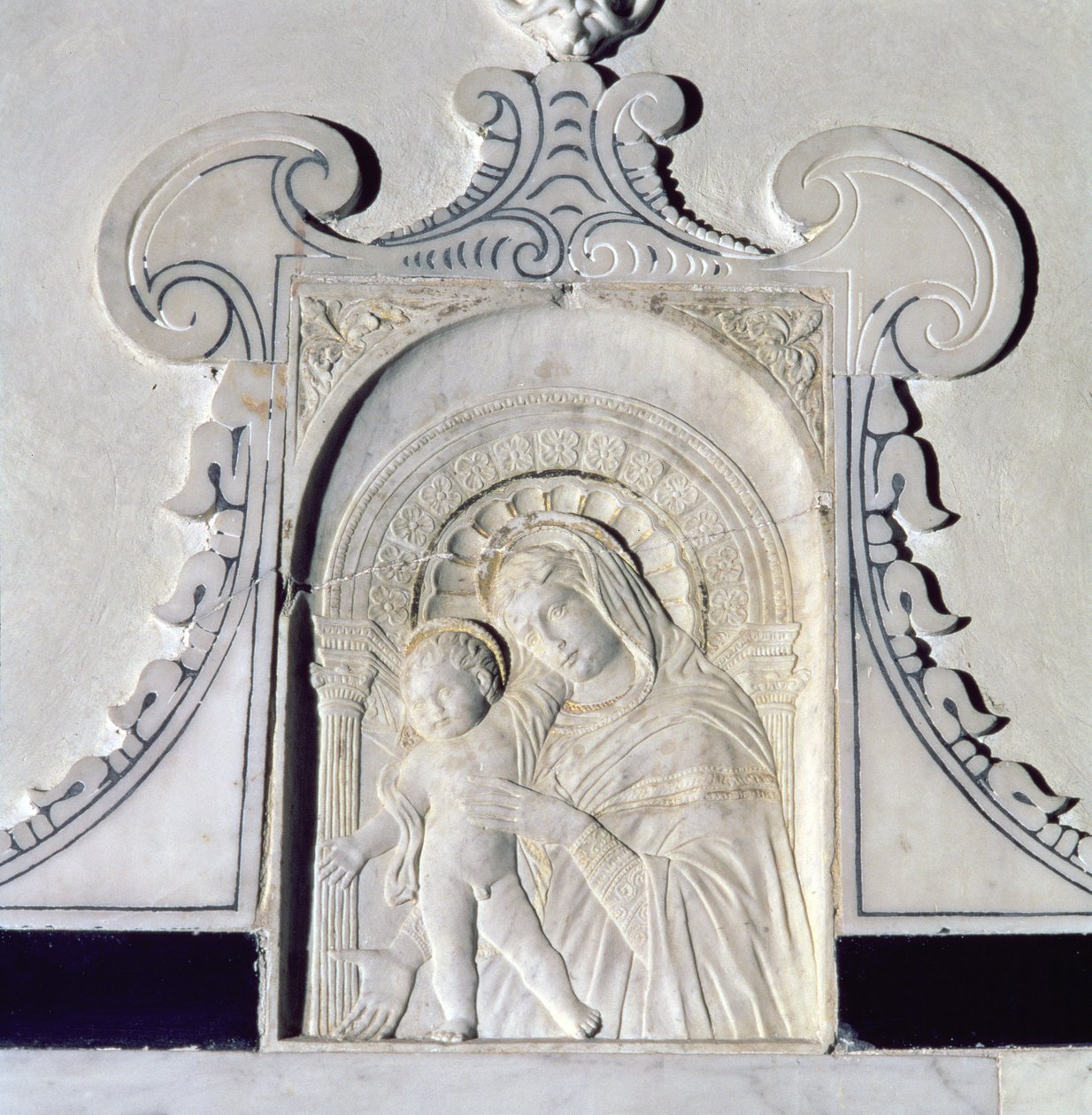 Bas-reliëf van een Madonna en Kind door (attr. to) Donatello