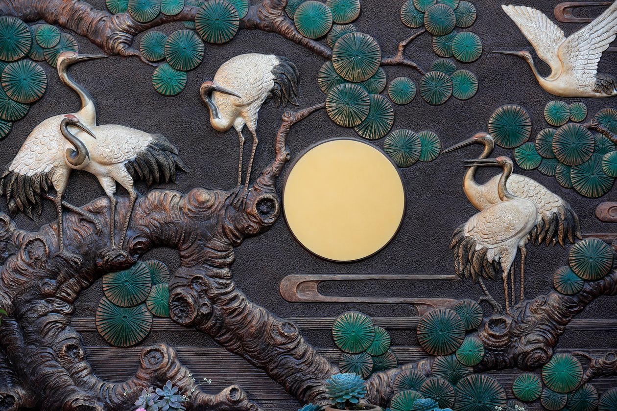 Linh Phong boeddhistische tempel, Rode gekroonde kraanvogels als symbool van lang leven en geluk, Dalat, Vietnam door Unknown
