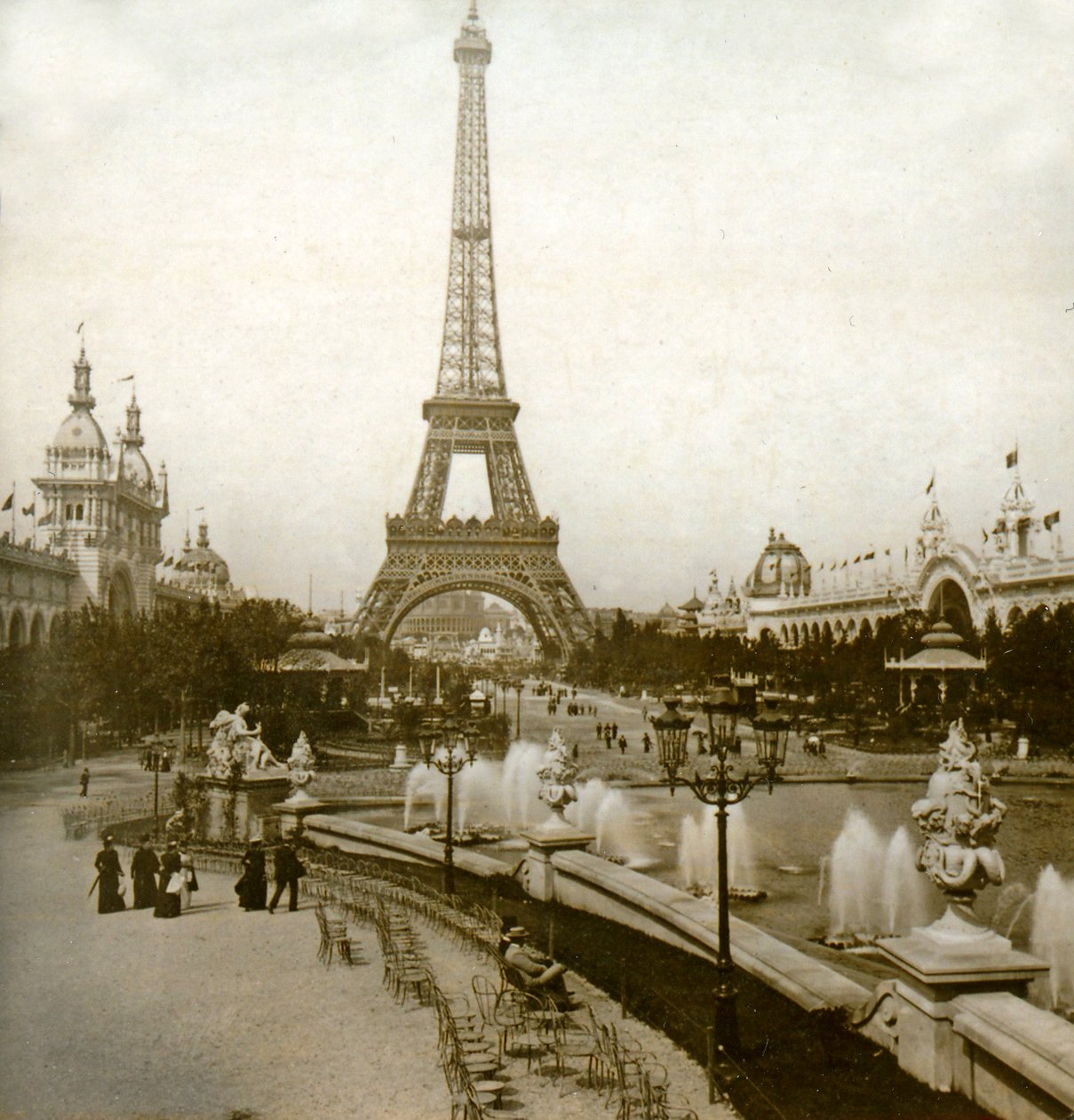 Uitzicht op de Eiffeltoren en Champ de Mars vanuit het Chateau d