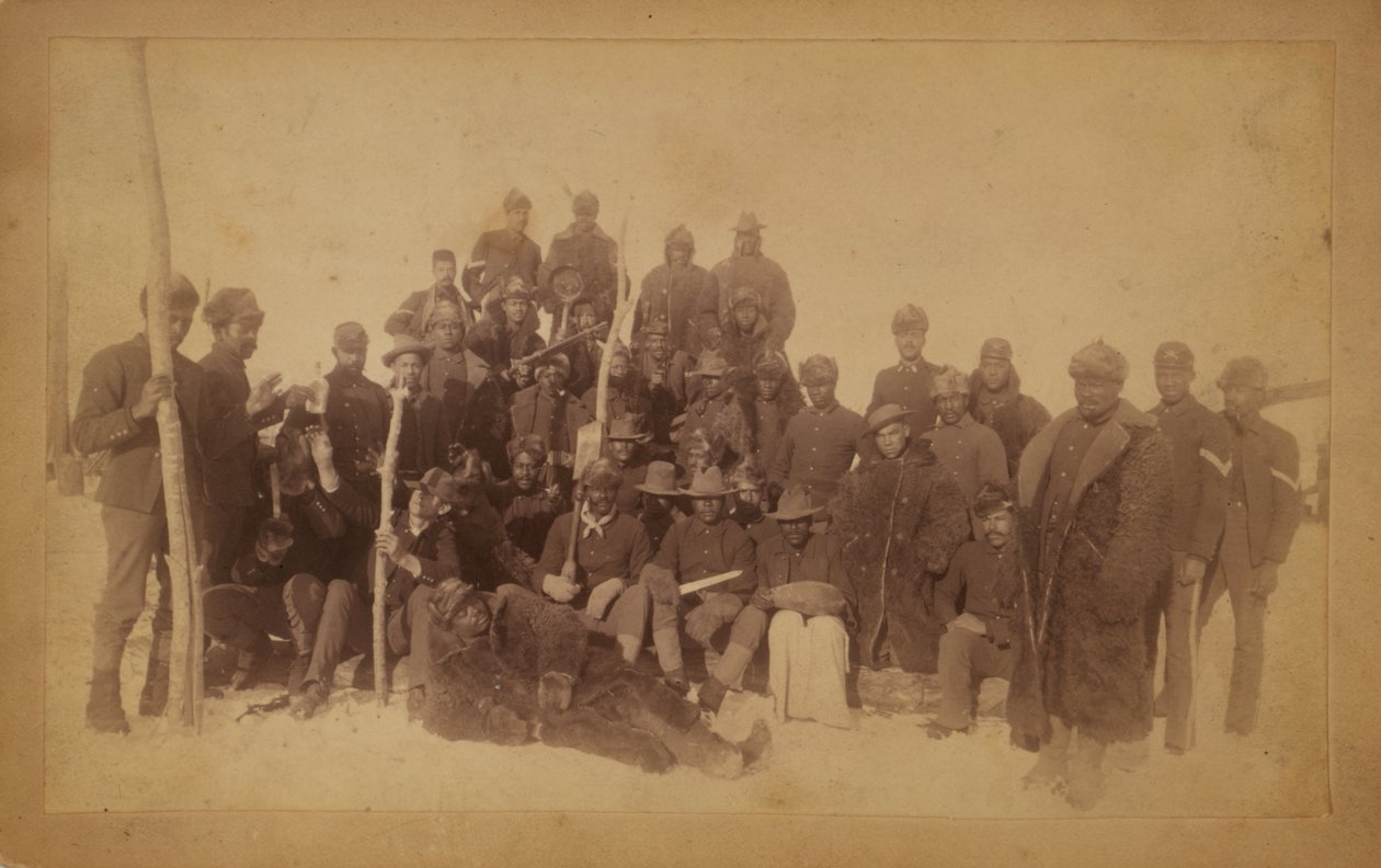 Buffalo soldaten van de 25e Infanterie, sommige in buffeljassen, Fort Keogh, Montana, 1890 door American Photographer
