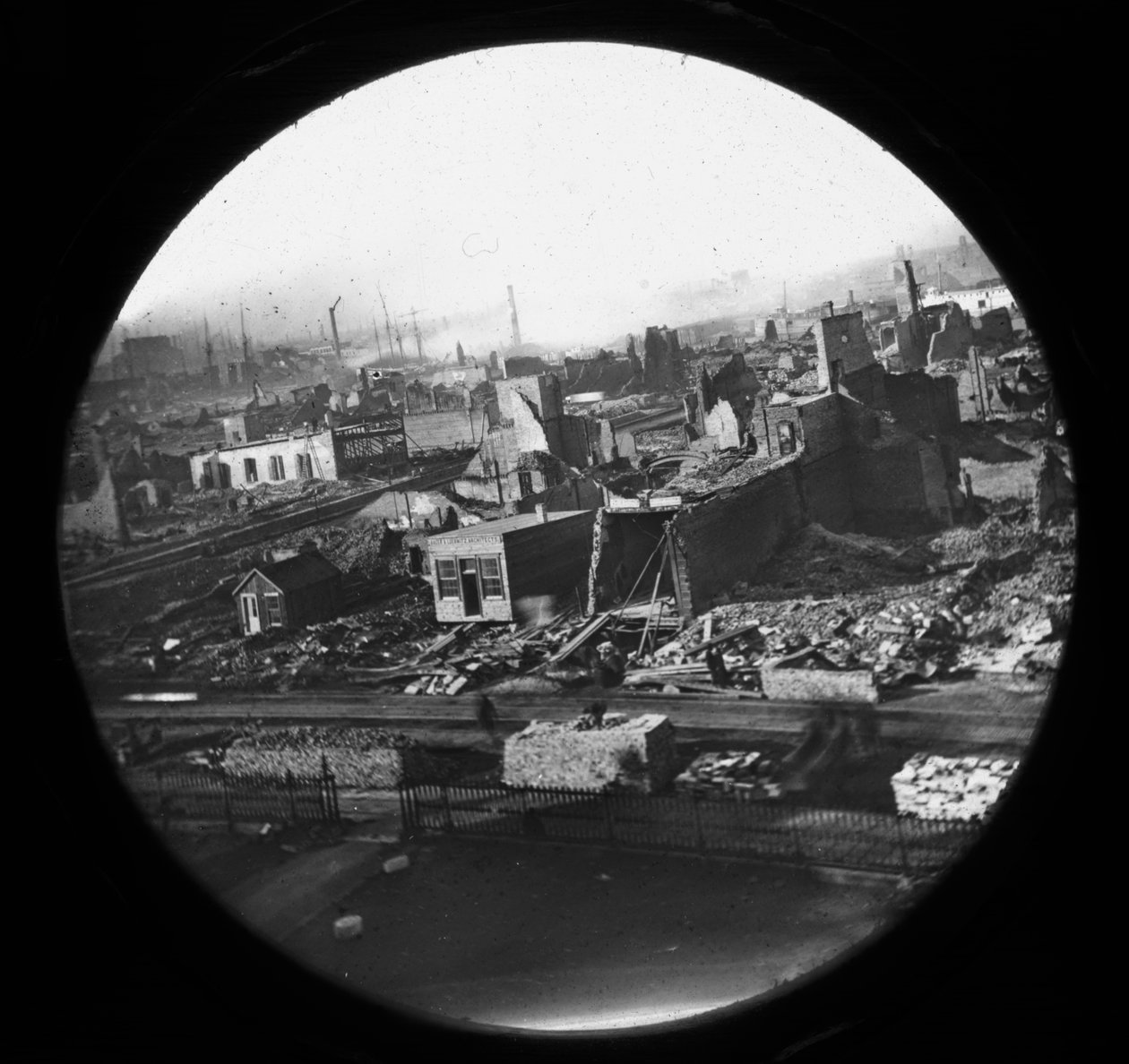 Noordwestelijk uitzicht vanaf het gerechtsgebouw na de brand van Chicago in 1871 door American Photographer