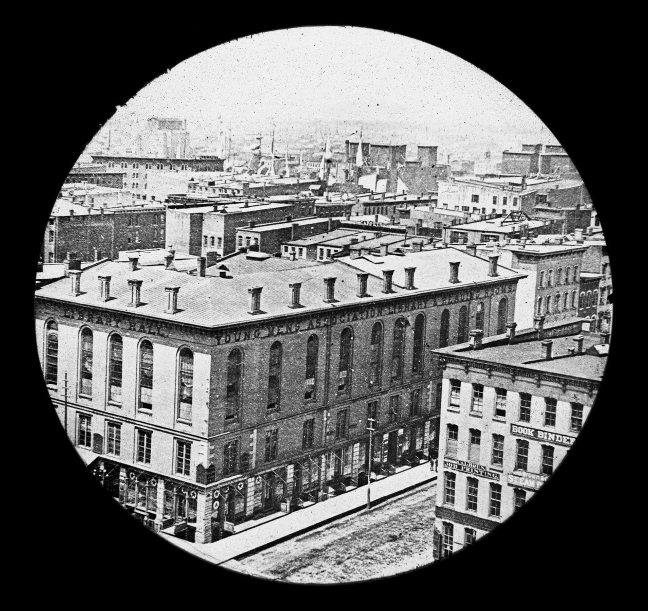 Noordwestelijk uitzicht vanaf het gerechtsgebouw voor de brand van Chicago in 1871 door American Photographer