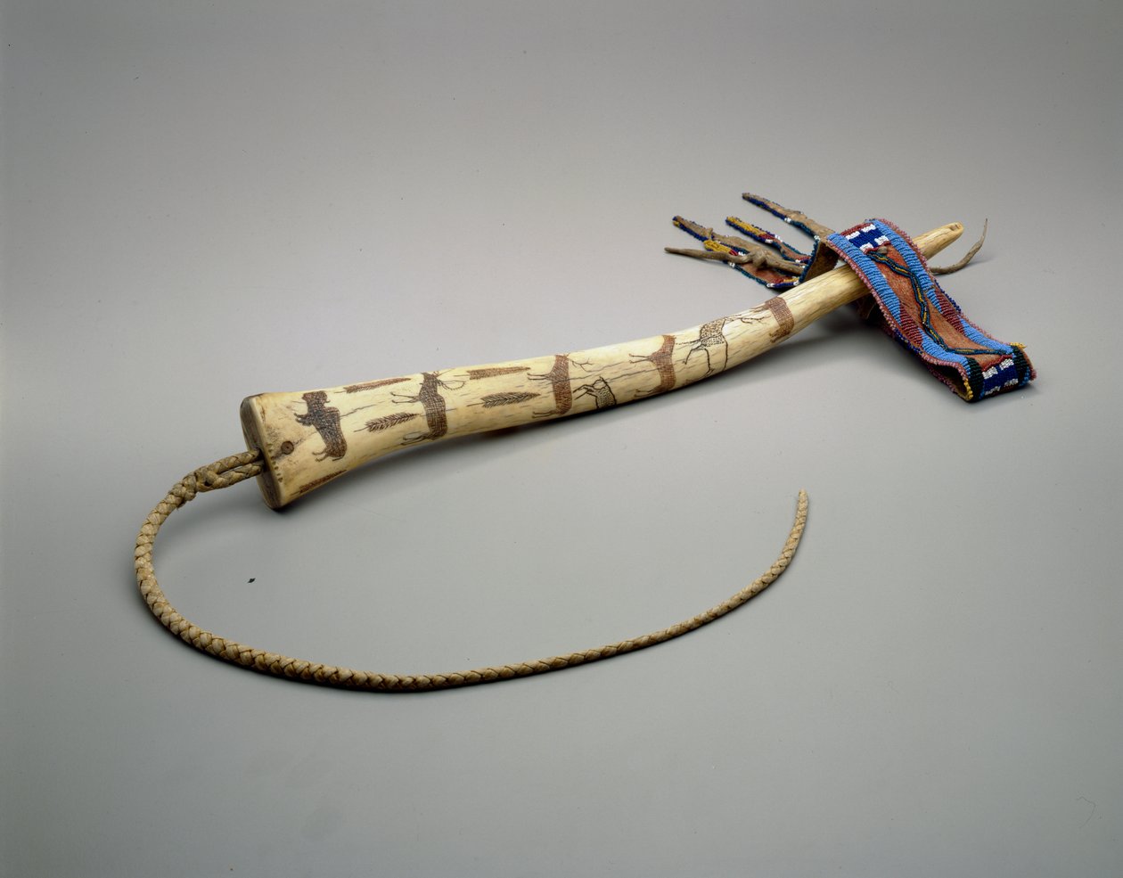 Quirt, gegraveerd elandgewei, Osage Nation, ca. 1875 door American School