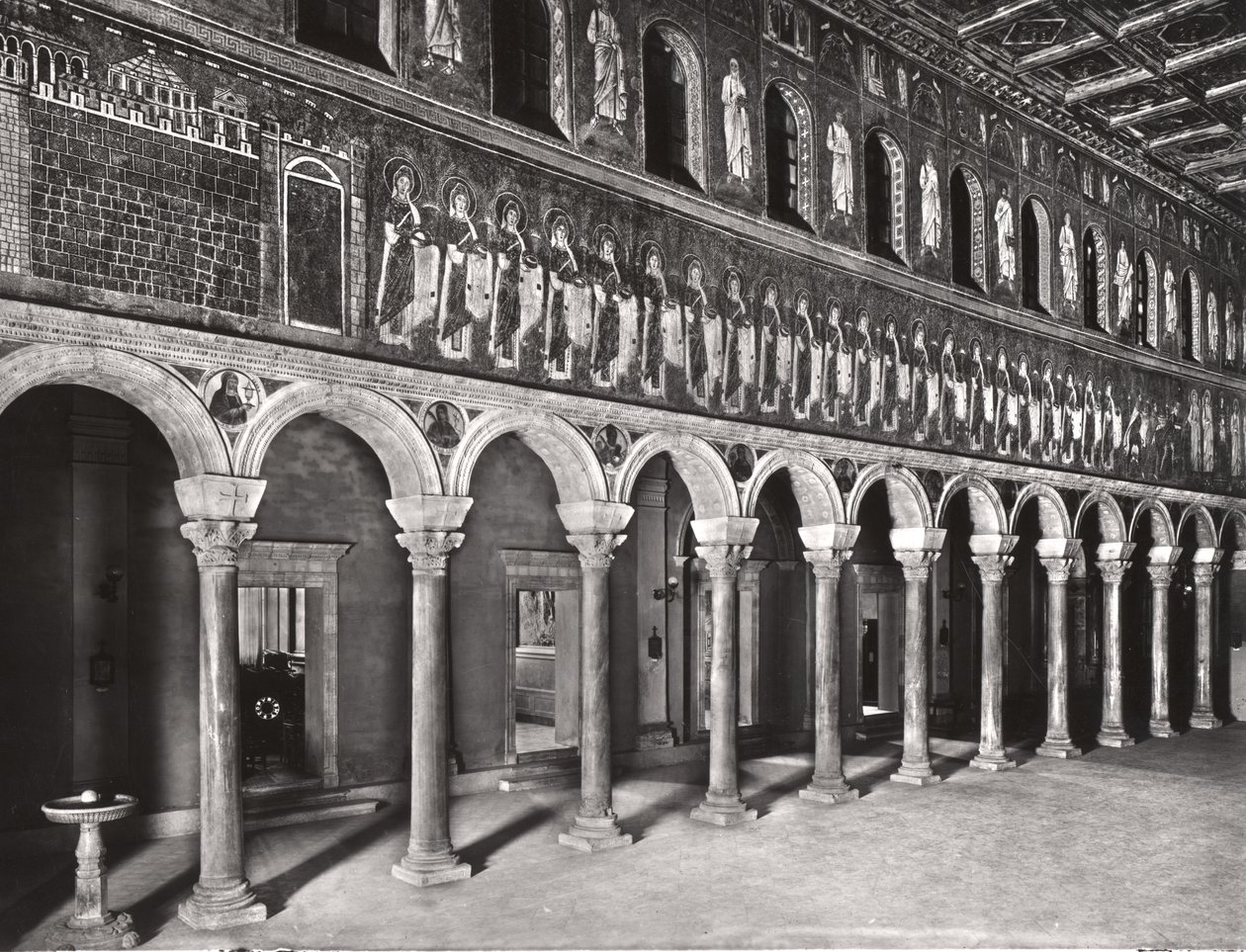 Interieur van het schip met mozaïeken die de Processie van de Maagdelijke Martelaren afbeelden door Byzantine School