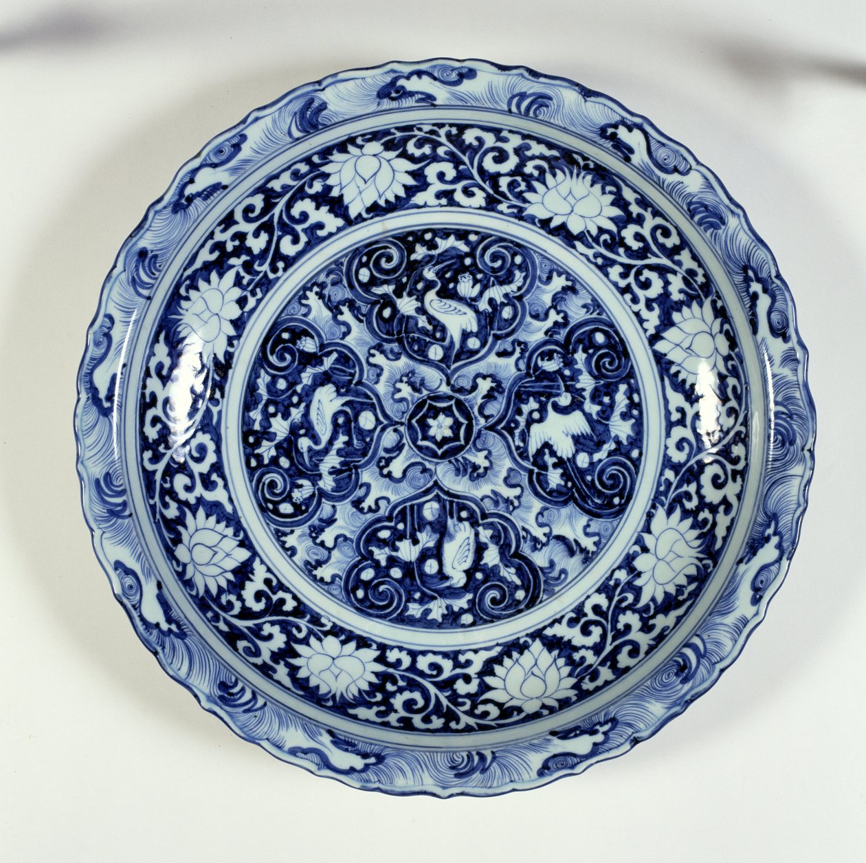 Schotel met blauwe en witte decoratie, 1325-55 (porselein) door Chinese School