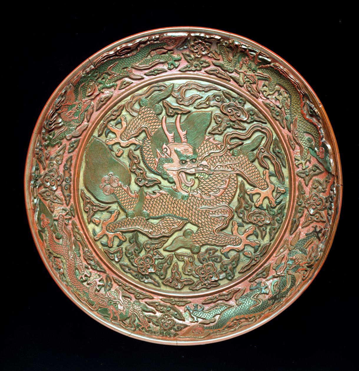 Ronde schaal versierd met negen draken, Ming dynastie 1403-1644, Jianjing periode 1522-66 door Chinese School