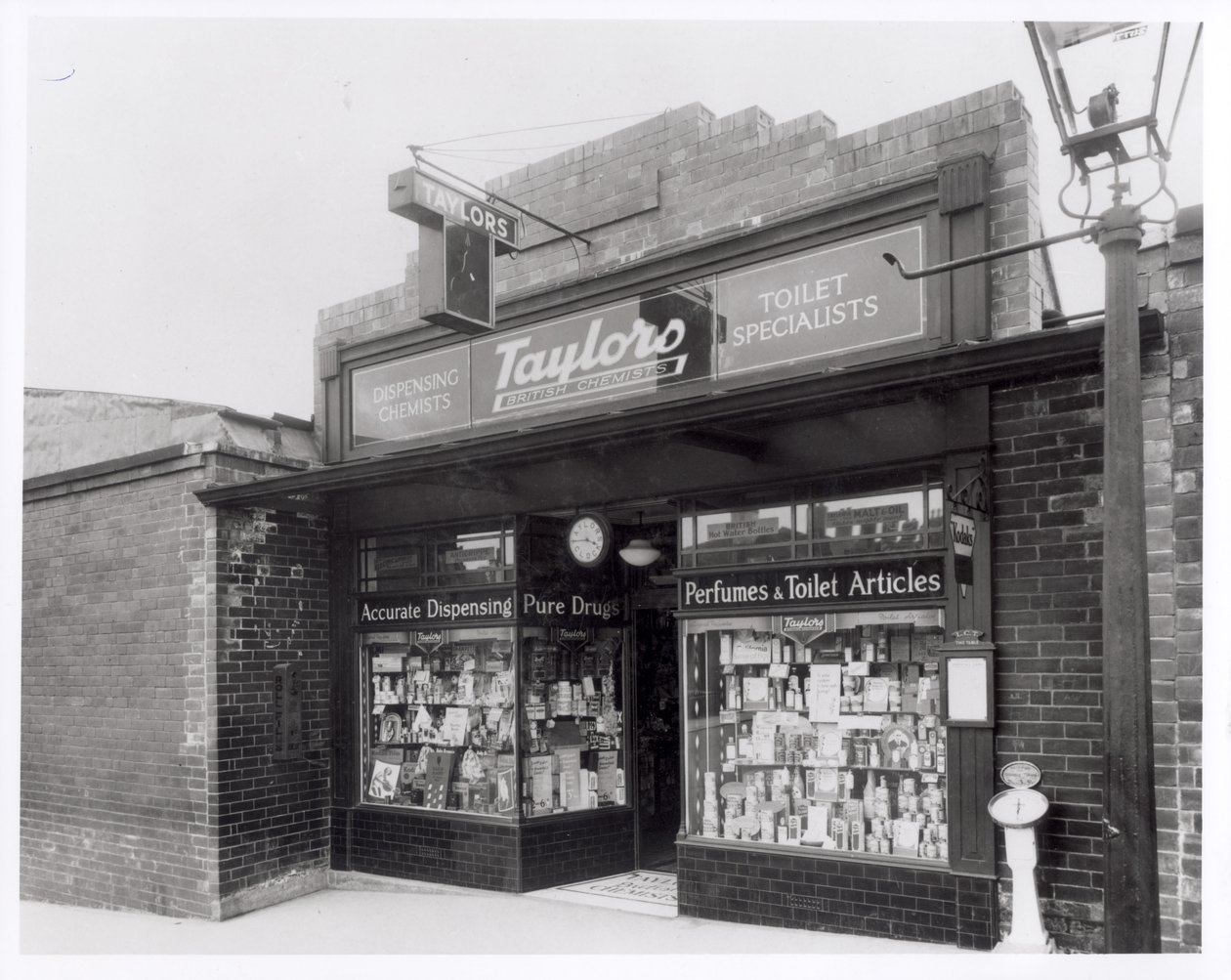 Taylors Chemists, Burley Road, Leeds, 20 april 1936 door English Photographer
