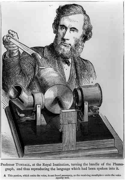 Professor John Tyndall (1820-93) bij de Royal Institution, draait aan de hendel van de fonograaf door English School