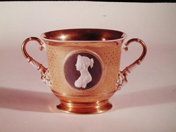 Sevres kopje met een Cameo Portret van Keizerin Josephine (1763-1814) door French School