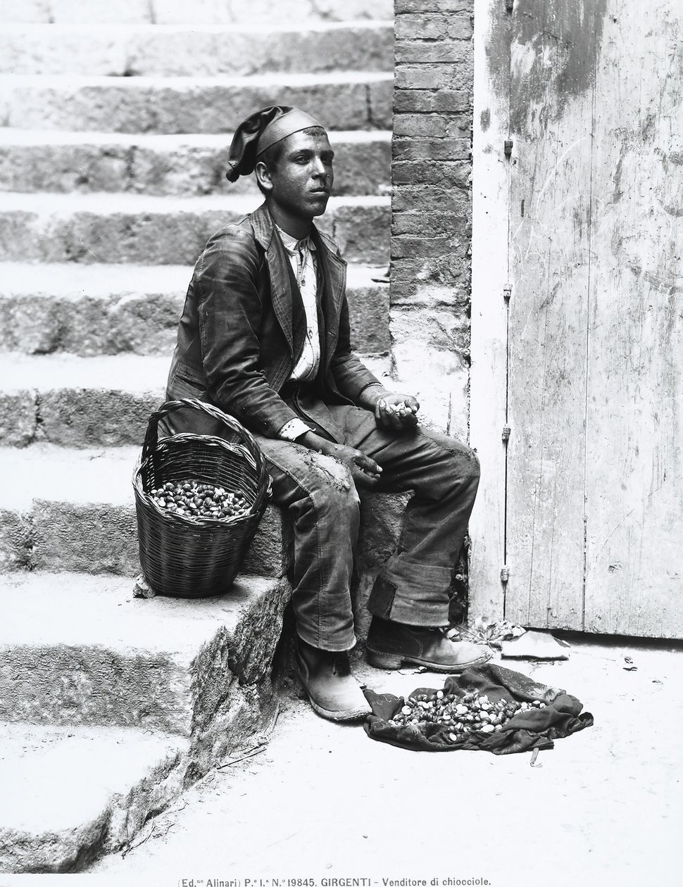 Zeeslakkenverkoper in traditionele kleding, in Girgenti, ca. 1920 door Italian Photographer