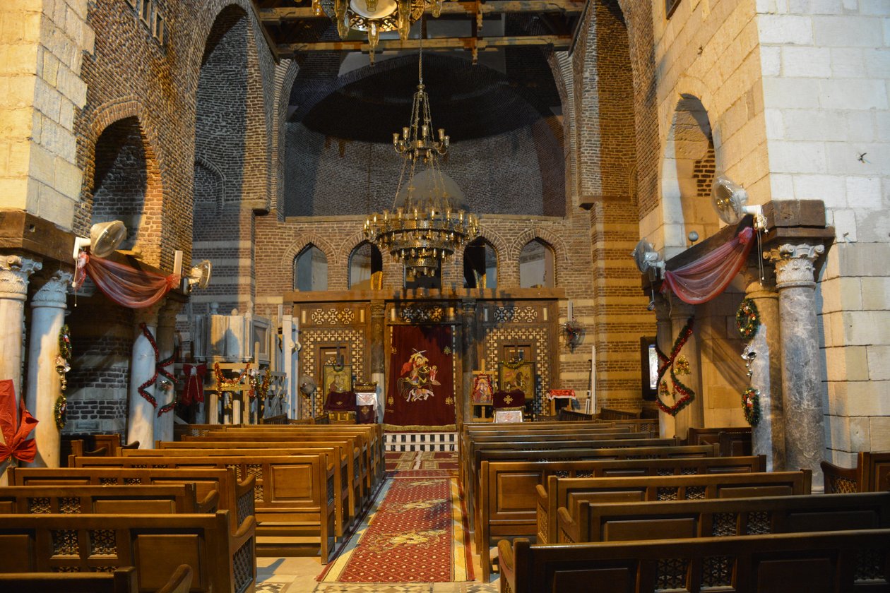 Het interieur van de Sint-Mercuriuskerk in Abu Sefein in Oud-Caïro, een historische Koptisch-orthodoxe kerk met iconen en een houten iconostase. door Albert Mansour