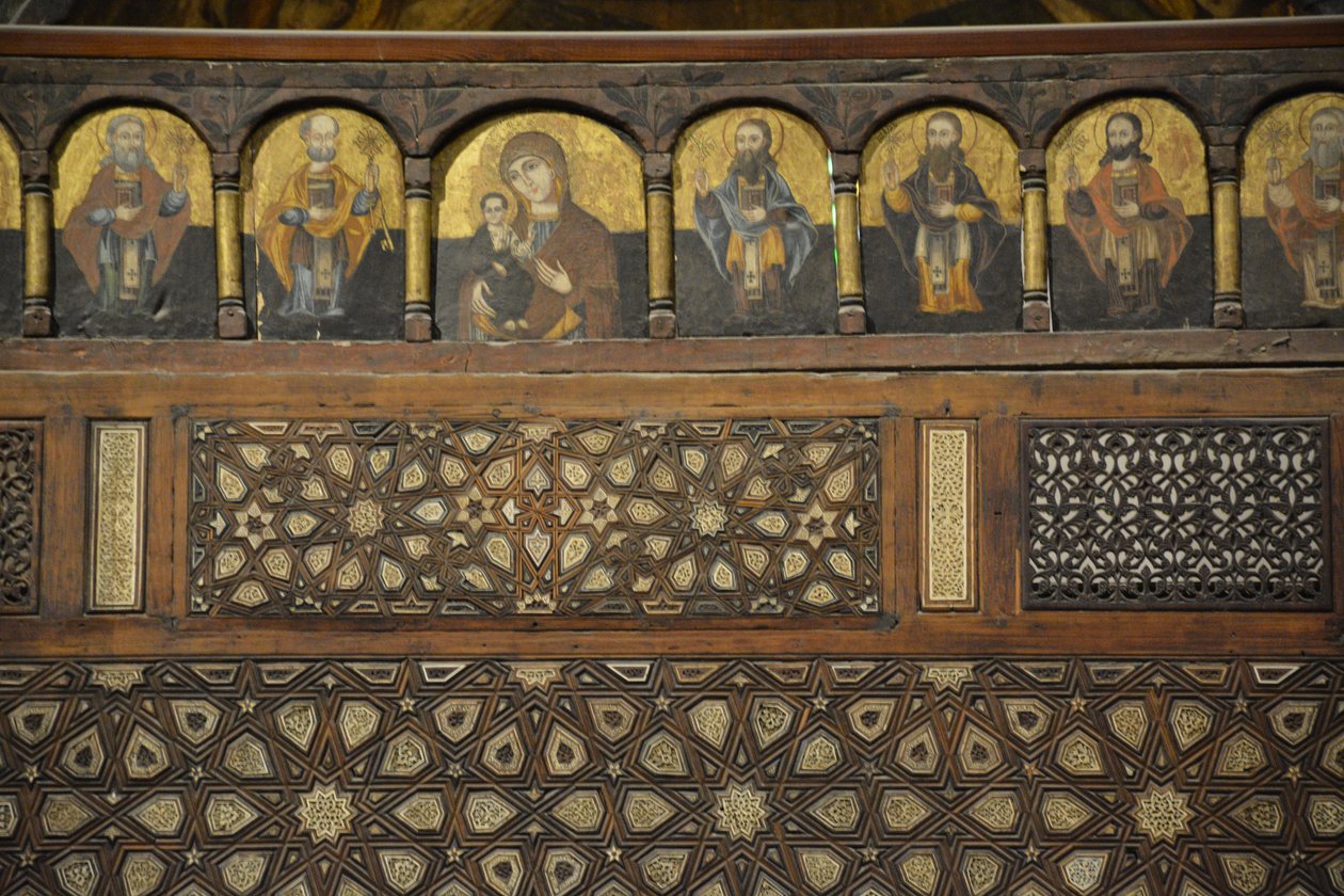 Het interieur van de Sint-Mercuriuskerk in Abu Sefein in Oud-Caïro, houten iconostase door Albert Mansour