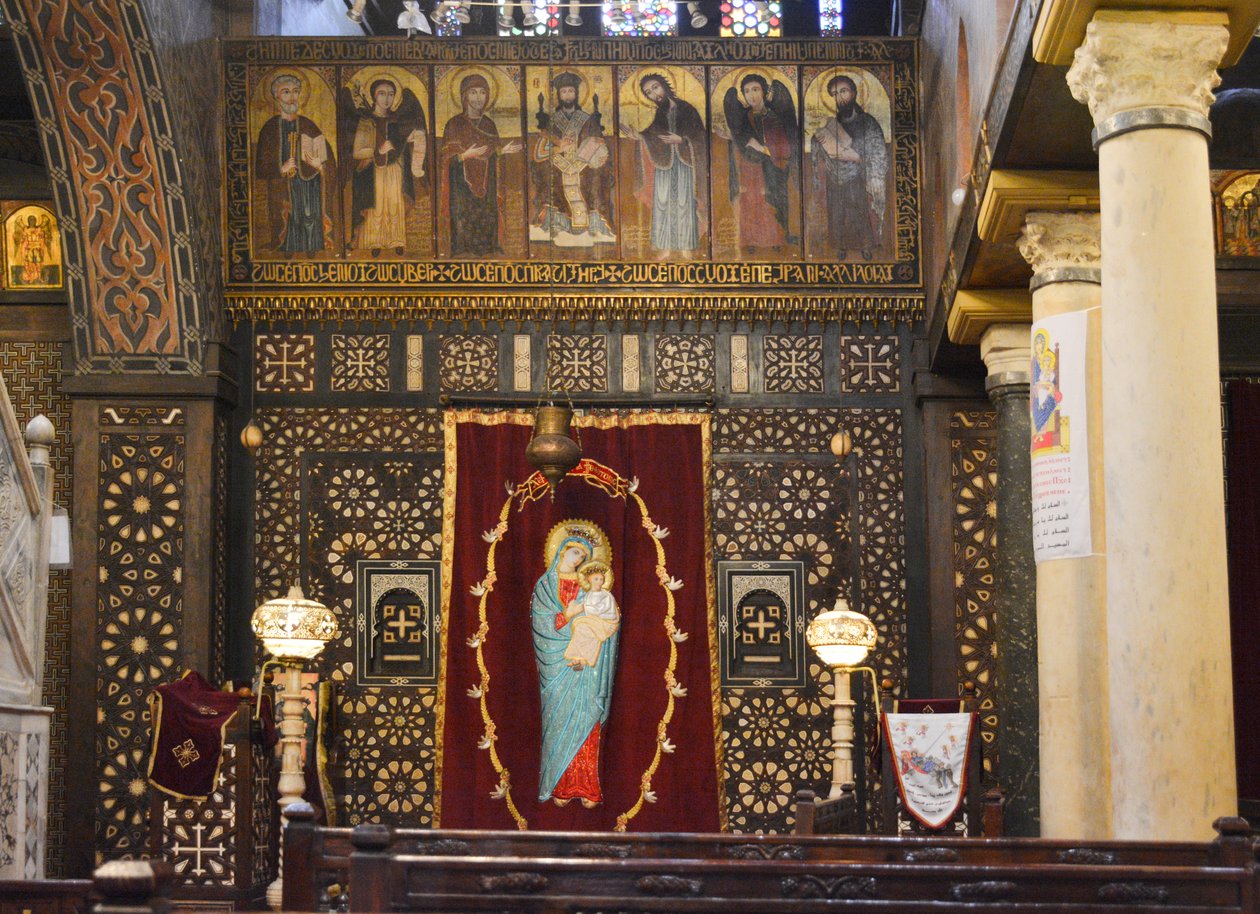 Interieur: De Hangende Kerk in Oud-Caïro, een historische Koptisch-orthodoxe kerk met iconen en een houten iconostase door Albert Mansour