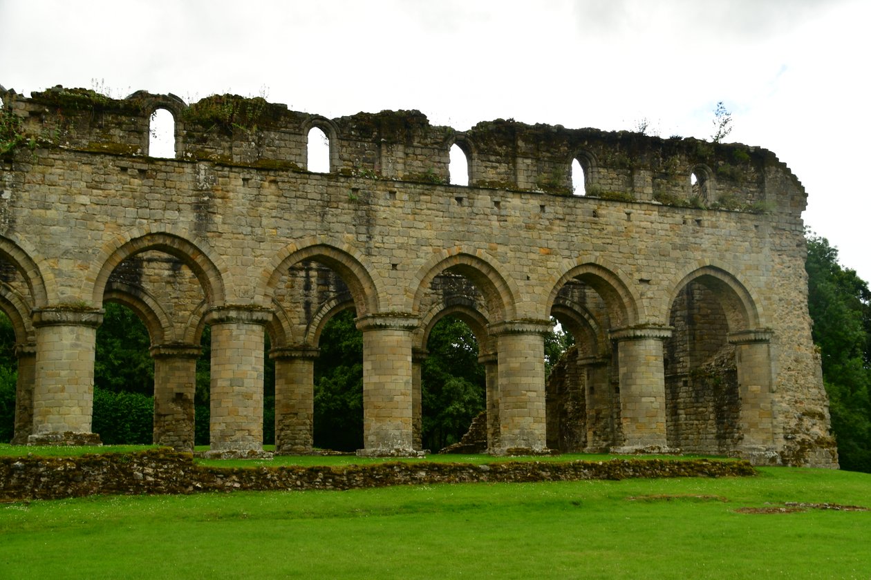 Buildwas Abbey, een middeleeuws cisterciënzerklooster in Shropshire, Engeland. door Albert Mansour