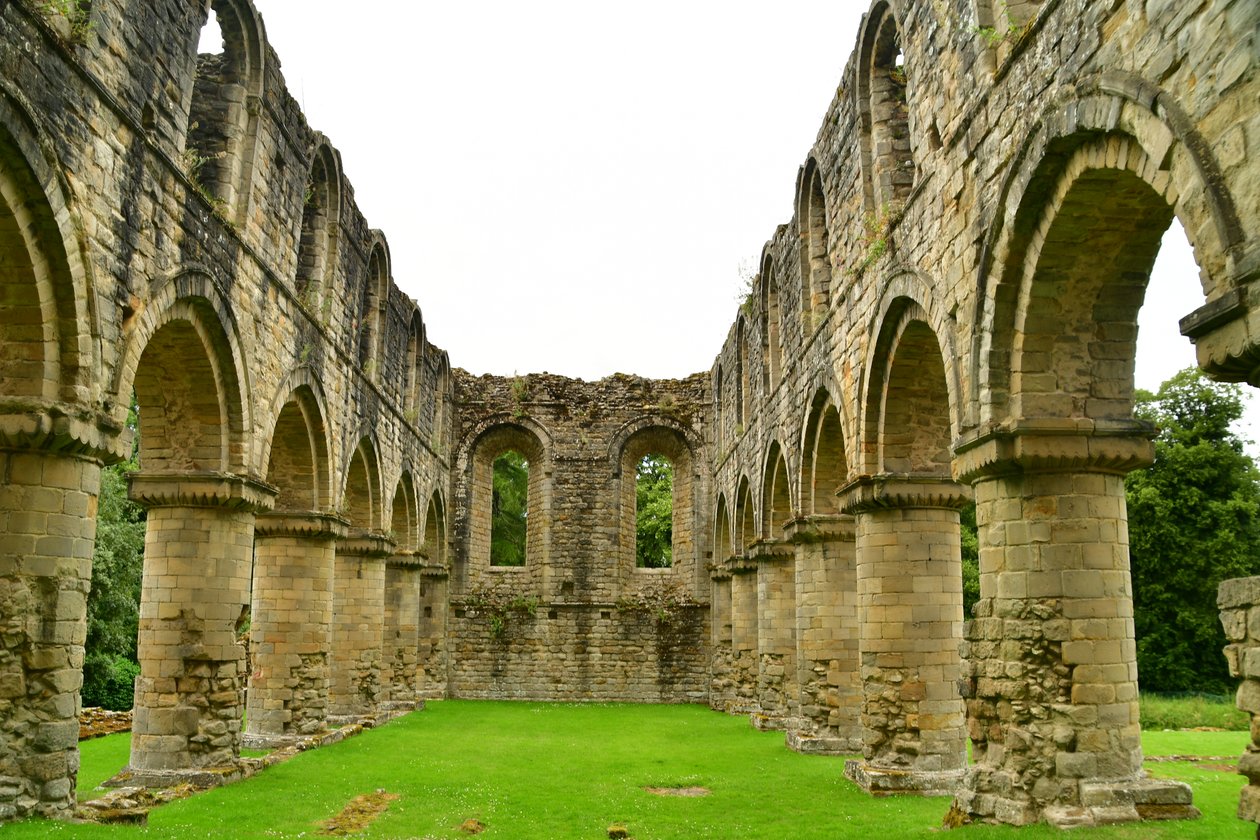 Buildwas Abbey, een middeleeuws cisterciënzerklooster in Shropshire, Engeland. door Albert Mansour
