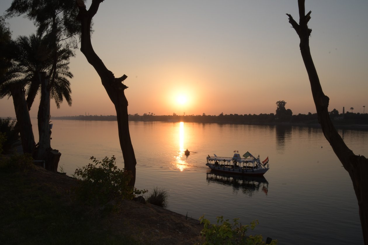 Gouden zonsondergang weerspiegeld in een rustige rivier door Albert Mansour