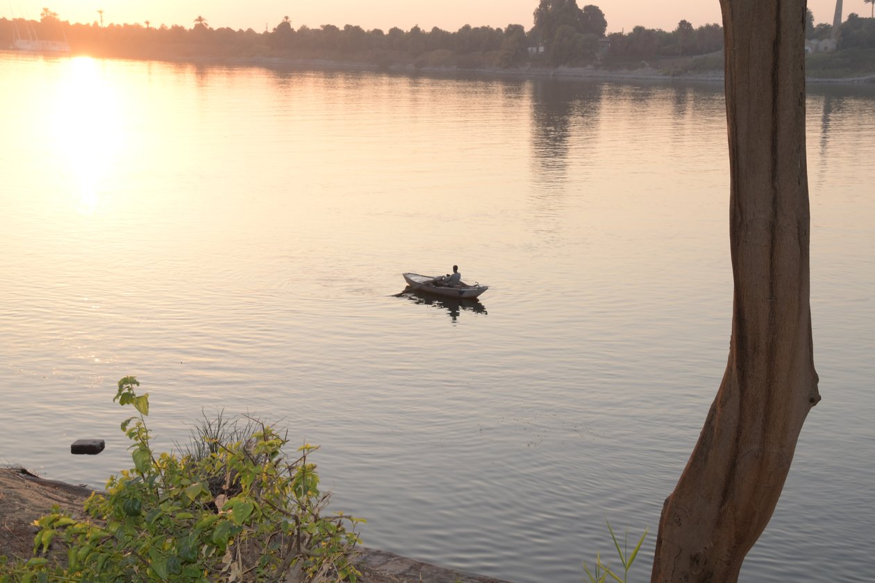 Gouden zonsondergang weerspiegeld in een rustige rivier door Albert Mansour