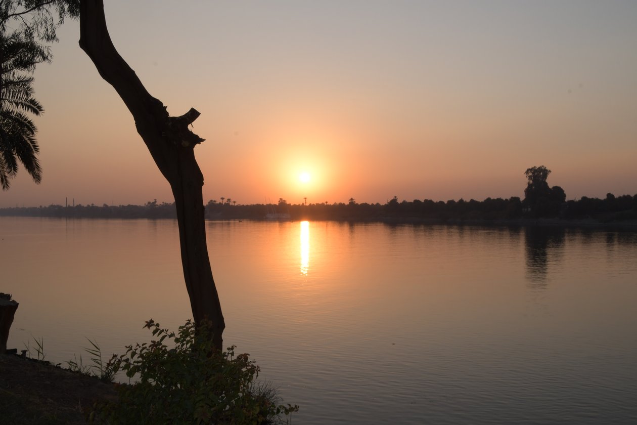 Gouden zonsondergang weerspiegeld in een rustige rivier door Albert Mansour