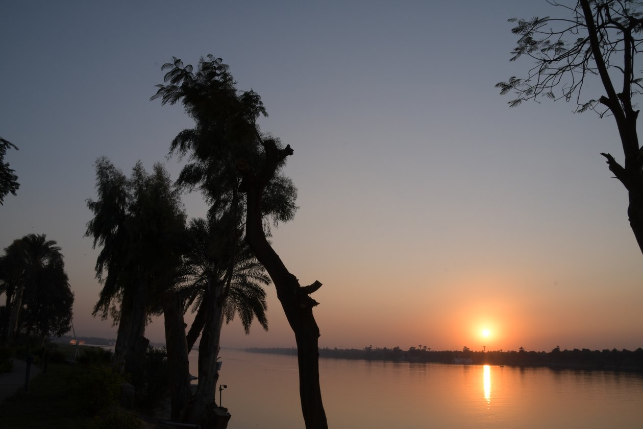 Gouden zonsondergang weerspiegeld in een rustige rivier door Albert Mansour