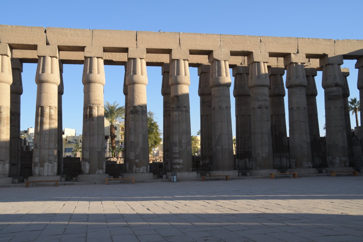 De tempel van Luxor, Oude Egyptische architectuur in Luxor door Albert Mansour