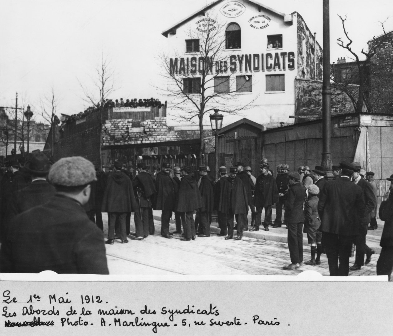 De omgeving van het Maison des Syndicats, Parijs, 1 mei 1912 door A. Marlingue