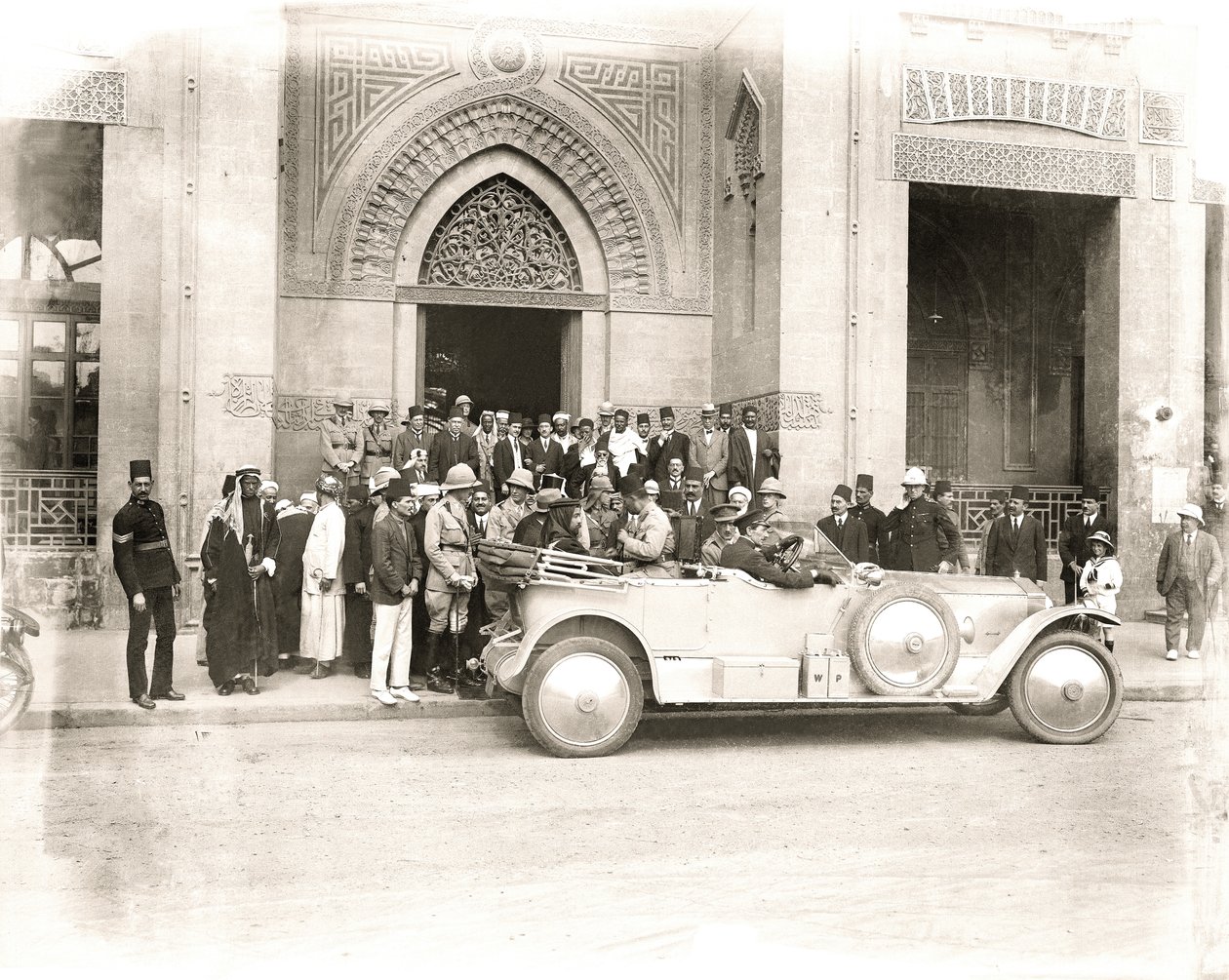 Sherif Abdullah arriveert bij de Rifai Moskee, Caïro, begin 1914 door A. Reid