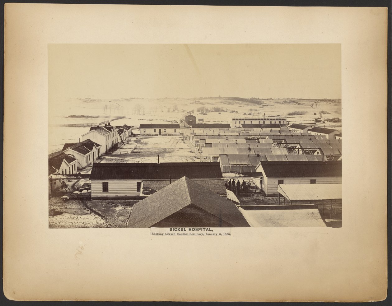 Sickel Hospital, kijkend in de richting van Fairfax Seminary, 5 januari 1864. door A.J. Russell