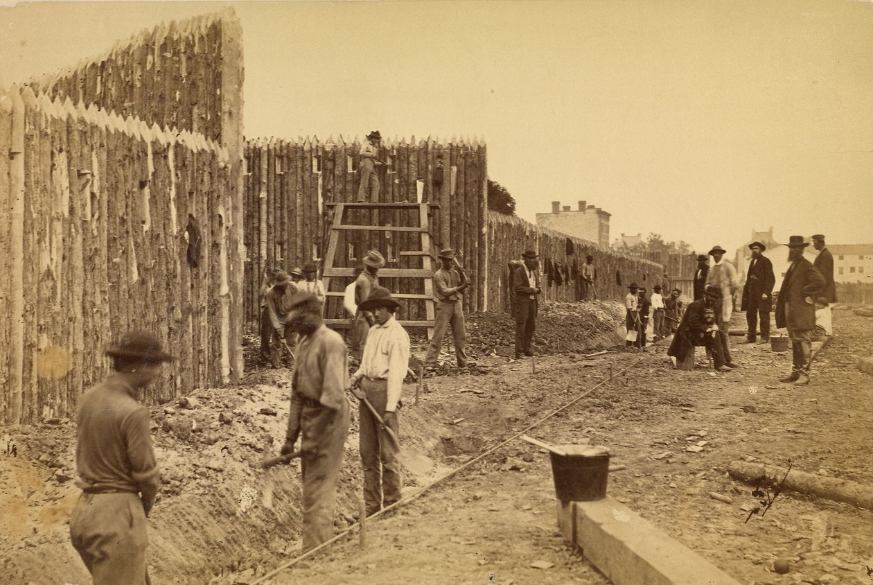 [Stockade gebouwd door Generaal Haupt ter bescherming van regeringseigendommen, Orange  Alexandria R.R., Alexandria, Virigina]. door A.J. Russell