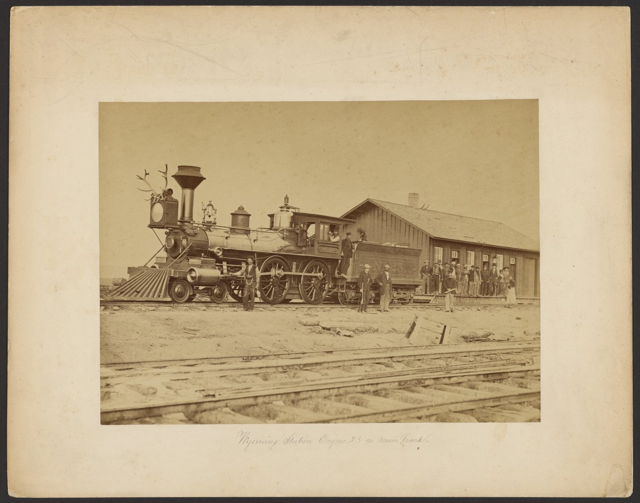 Wyoming Station Engine 23 op hoofdspoor [Wyoming]. door A.J. Russell